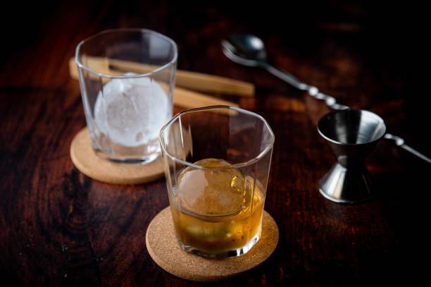 whisky en la roca con bola de hielo perfecta